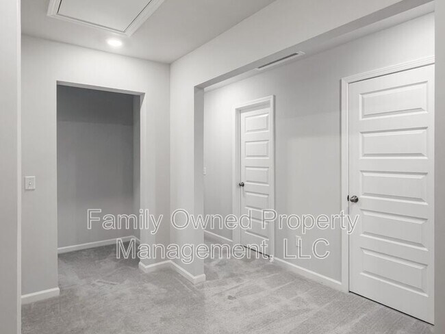 Building Photo - 2048 Longhorn Ln