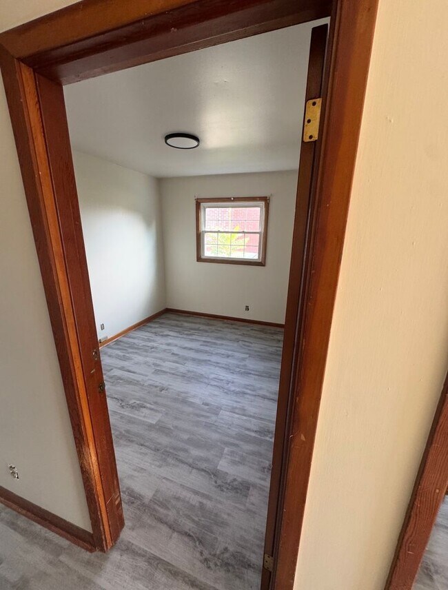 Building Photo - 133 E Ravine Rd