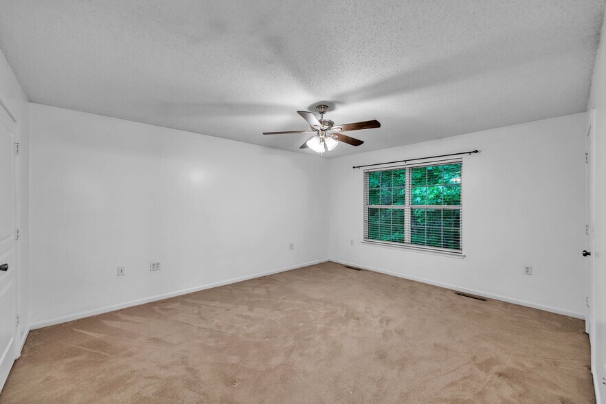 Building Photo - 5905 Echingham Dr