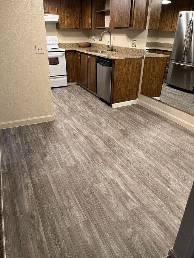 Building Photo - AVAILABLE NOW! 2 bed / 2 Bath near UNR!