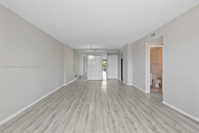 Building Photo - 4200 Hillcrest Dr