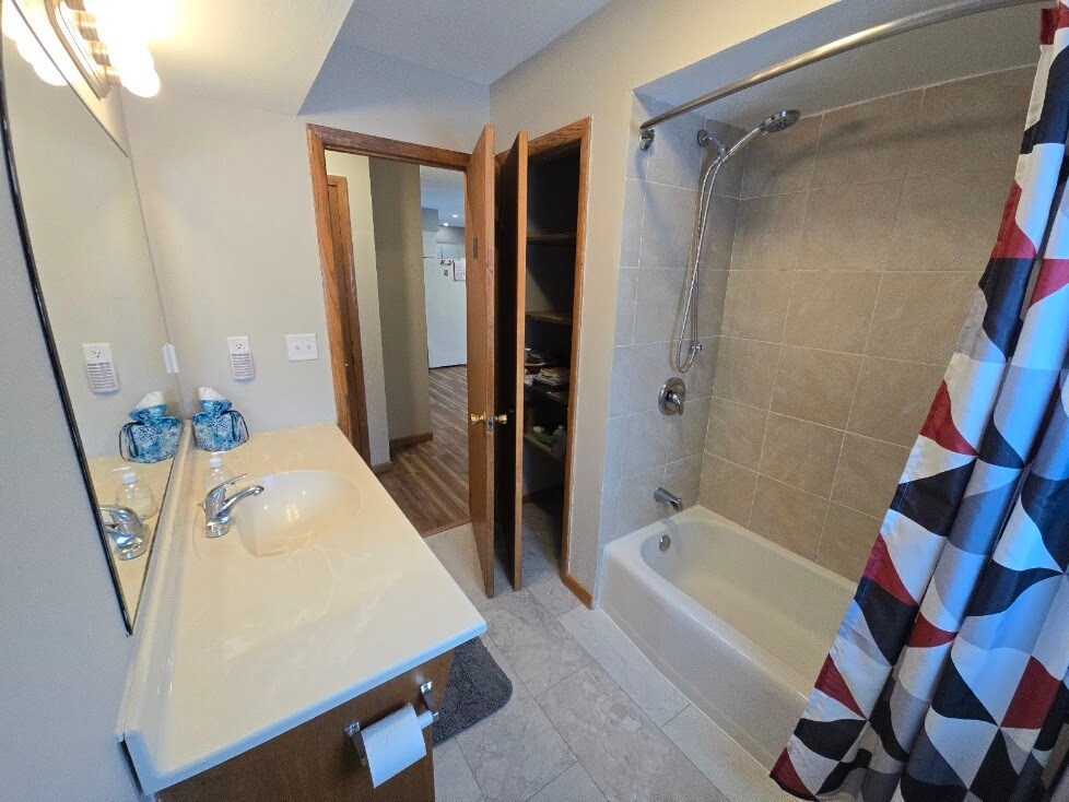 Main Floor Bath - 849 County Road K