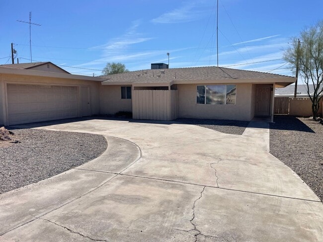 Building Photo - Move in ready! Owner offering move in special price-CALL FOR INFO.