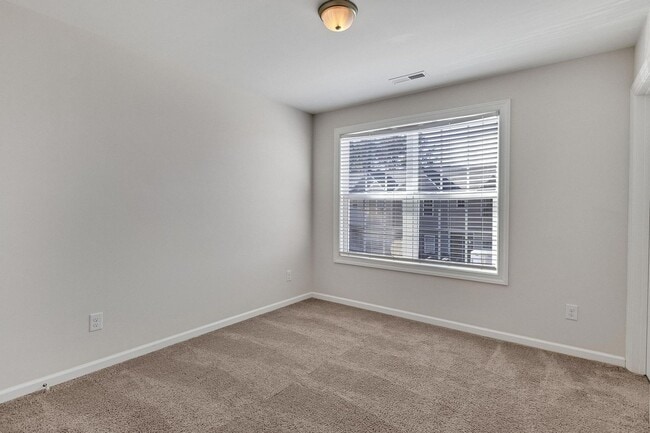 Building Photo - Holly Ridge End Unit Town Home Available!