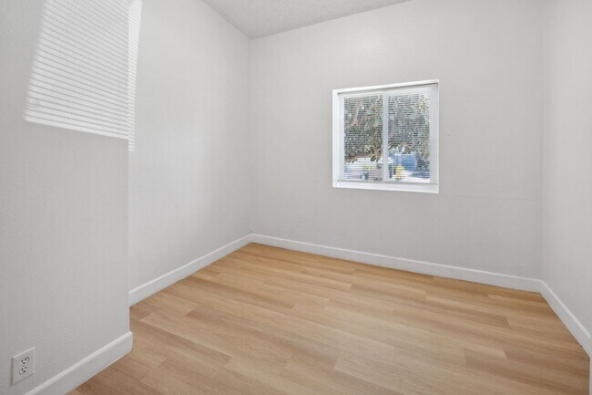 Building Photo - This updated and spacious 1 bedroom / 1 ba...