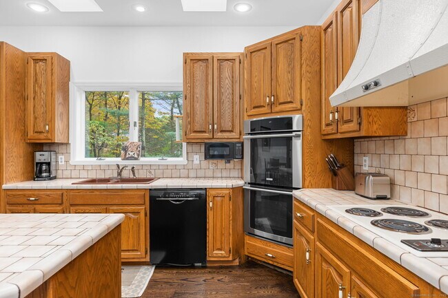 Building Photo - 17 Curtis Dr