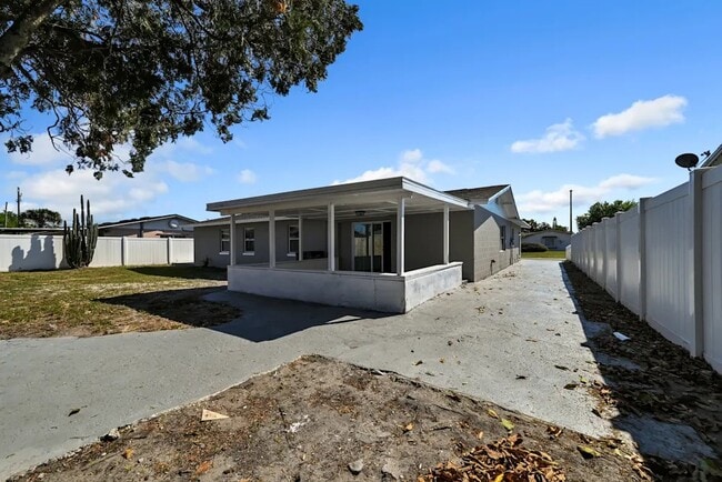 Building Photo - 6913 Voltaire Dr