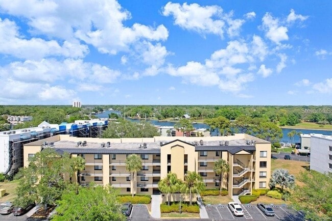 Building Photo - 2424 W Tampa Bay Blvd