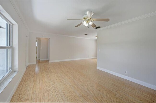 Building Photo - 110 Seminole Ln
