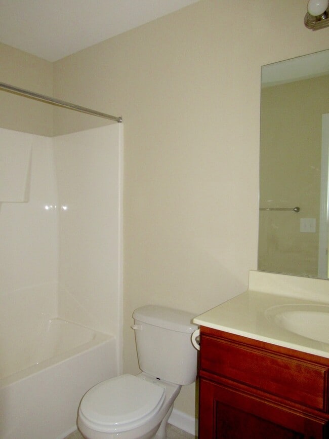 Building Photo - Three Bedroom Townhome in Richlands Close to Everything!!