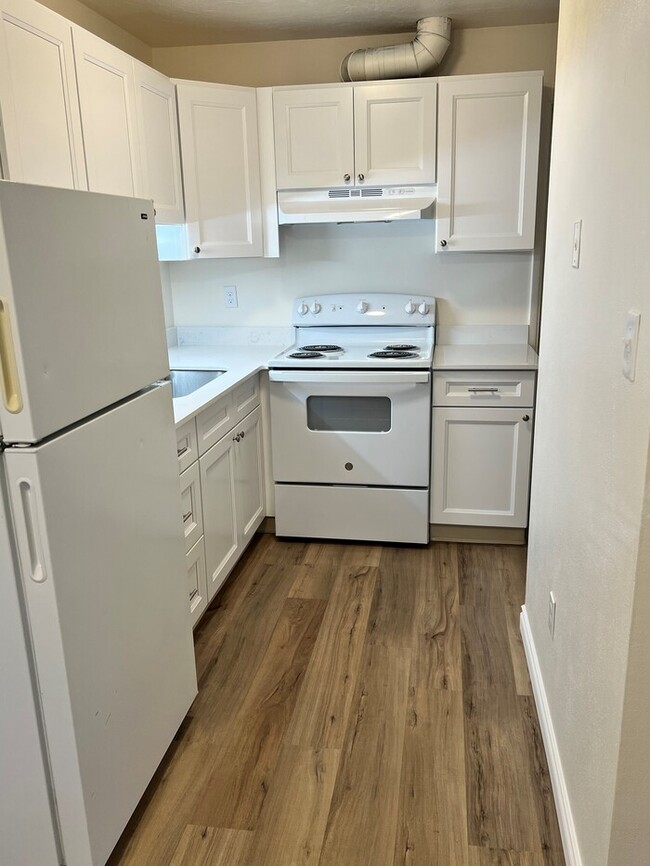 Building Photo - Beautiful Remodeled Home with Hardwood Pla...