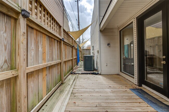 Building Photo - 2527 Potomac Dr