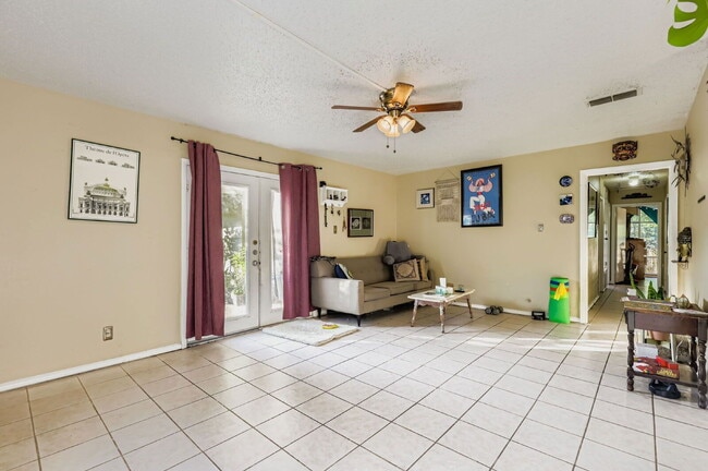 Building Photo - 1423 Westmoor Dr