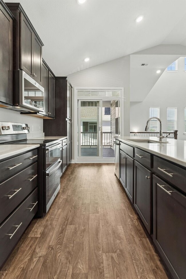 Building Photo - End Unit 2BR Condo with Garage, Balcony & Open Living