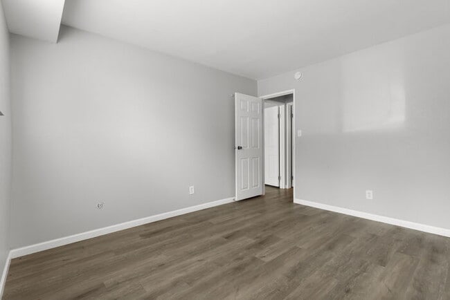 Building Photo - Recently updated 2 bedroom condo with upgr...