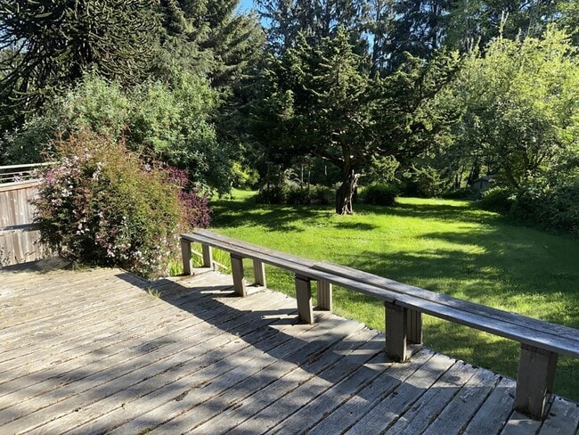 Building Photo - 2000+ sf home is in a great location, pet ...
