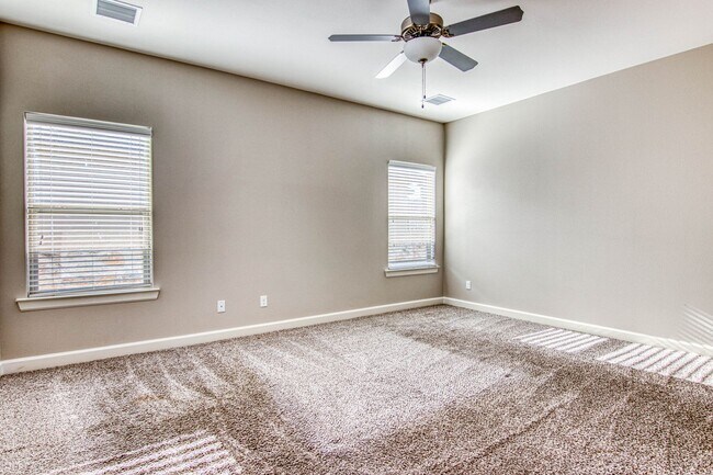 Building Photo - Eastside Beautiful 3 bed/2 baths