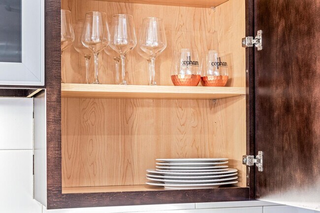 Building Photo - 606 N Washington Ave