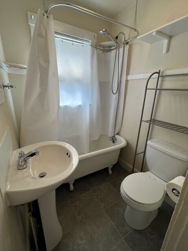 Building Photo - 901 Kittitas St