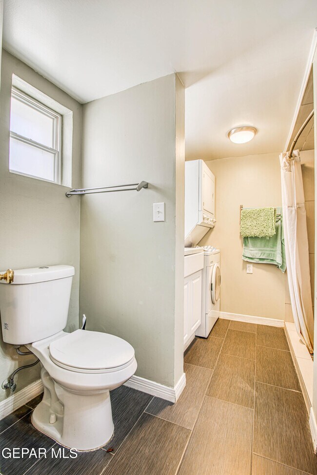 Building Photo - 1701 Elm St