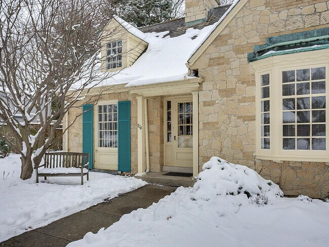 Building Photo - "Charming 3-Bed Home with Granite Elegance...