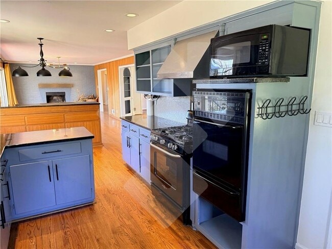 Building Photo - 140 Spring Dr