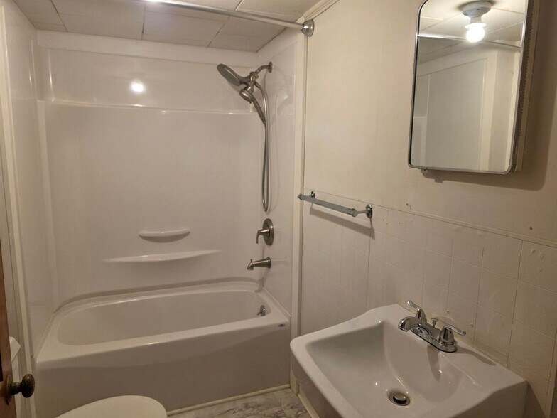 Building Photo - 96 Main, Unit #6