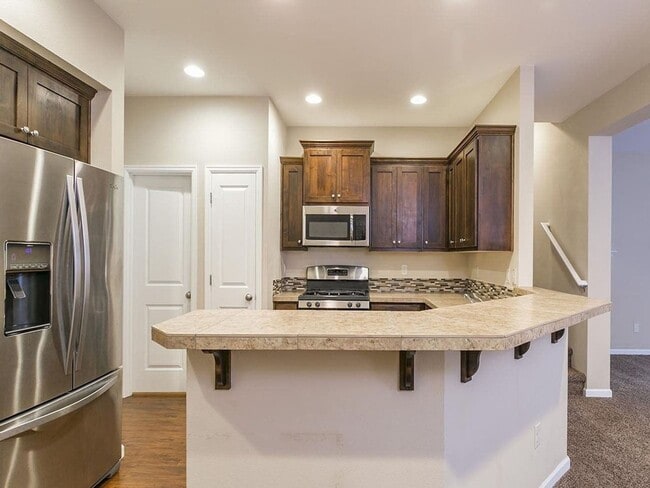 Building Photo - 4 bedroom 2.5 bathroom home