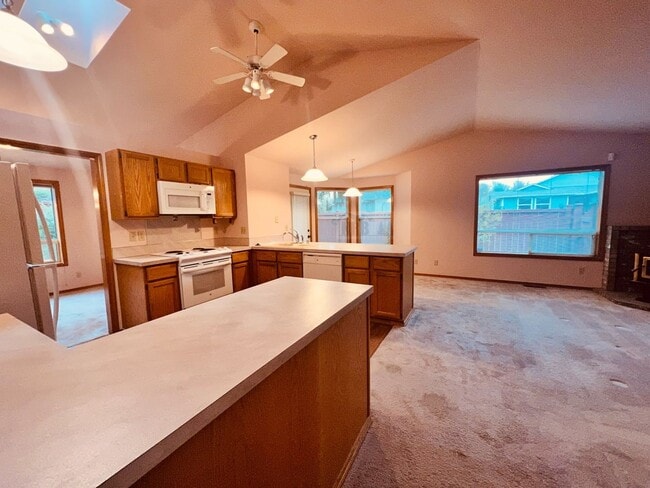 Building Photo - Absolutely Gorgeous Single Family Home located at Olympia!