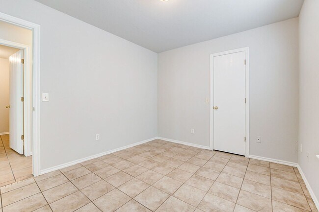 Building Photo - Cute 3BD/2BTH Duplex in Central East Norman!