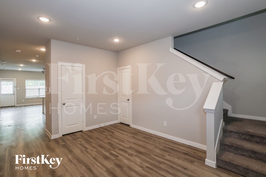 Building Photo - 613 Ava Trl