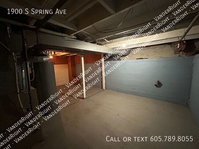 Building Photo - Spacious 4 Bedroom House With Huge Garage!