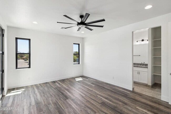 Building Photo - 902 W Hazelwood St