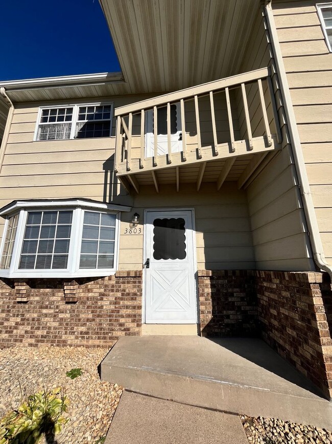 Building Photo - Great Location - 2 Bdrm , 1.5 Baths  - Available 9/1