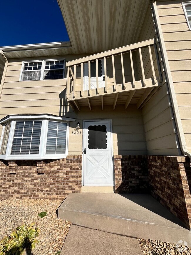 Building Photo - Great Location - 2 Bdrm , 1.5 Baths  - Ava...