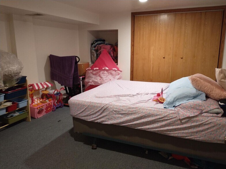 Building Photo - 210 Deschane Pl