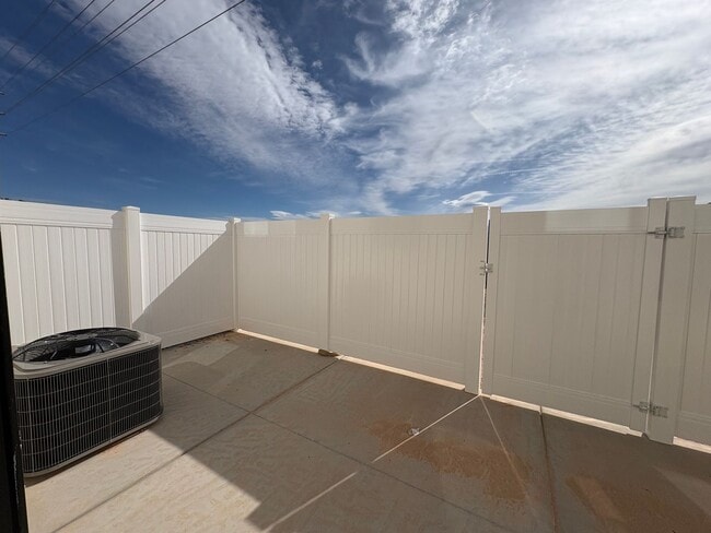 Building Photo - Brand New Townhome