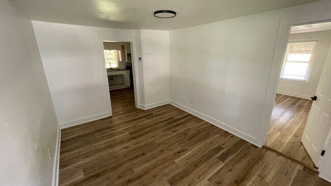 Building Photo - 3 Bedrooms | 1 Bathroom | $1,090/Month
