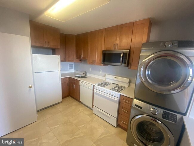 Building Photo - 3701 S George Mason Dr