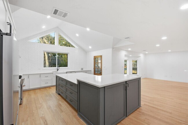 Building Photo - Beautiful Houston Home Featuring a Private Pool