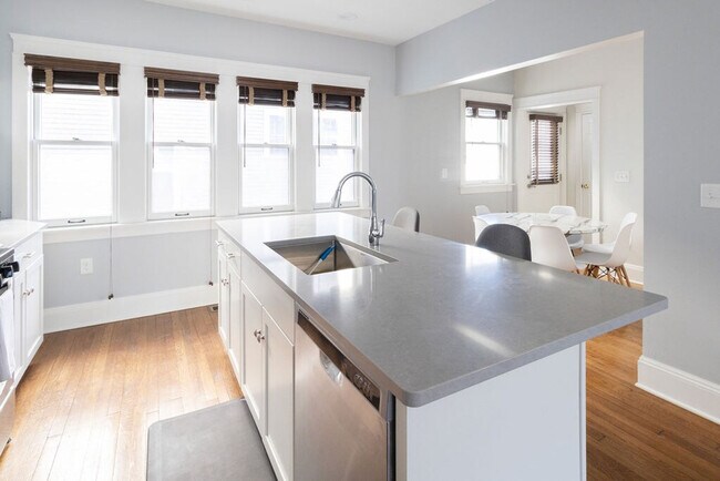 Building Photo - 1501 E 105th St