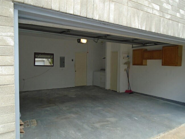 Building Photo - 6000 Reims Rd