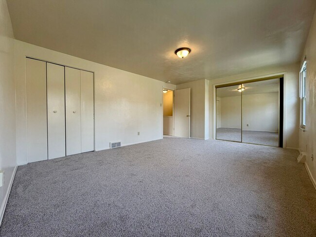 Building Photo - Gorgeous 2BR Townhouse in Plum! Washer & Dryer Included, Central A/C & More! Call Today!
