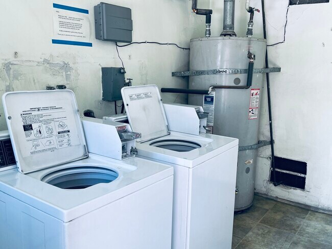 2 washers - 617 S Shelton St