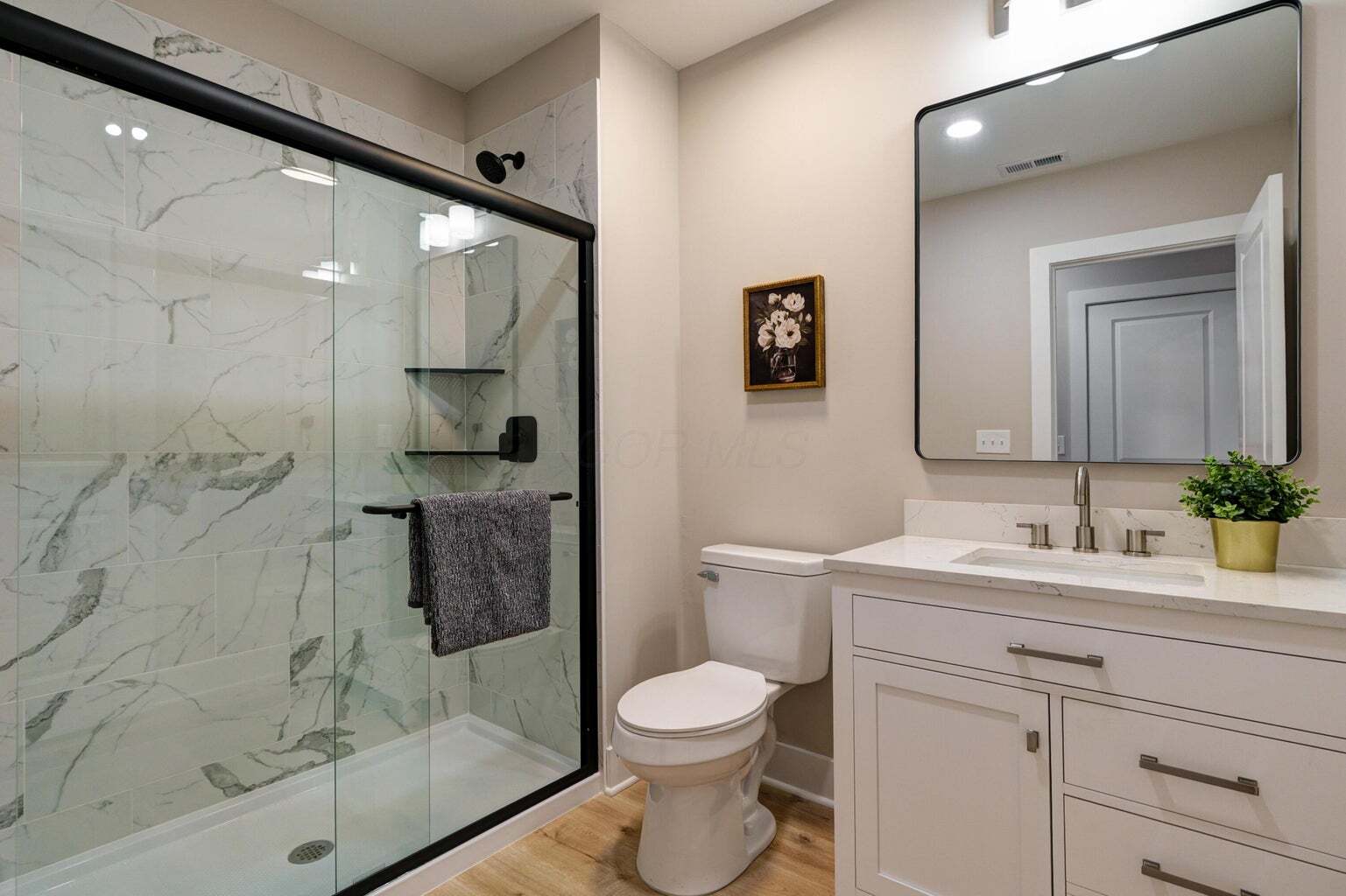 Full Bathroom - 2587 Dayton Ave