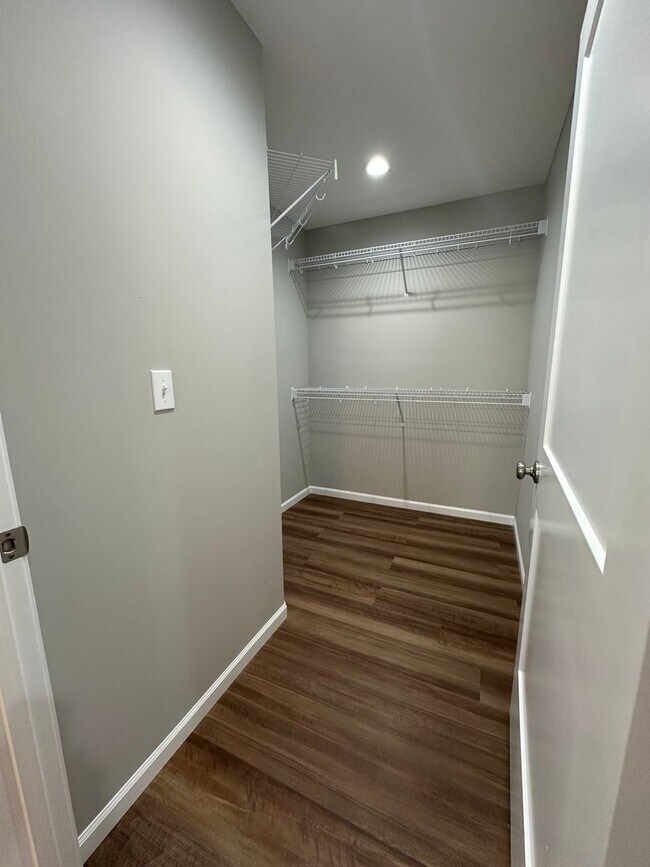 Building Photo - 1121-MF4-E