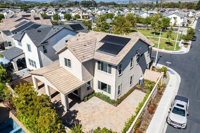 Building Photo - Luxury Living at The Farm