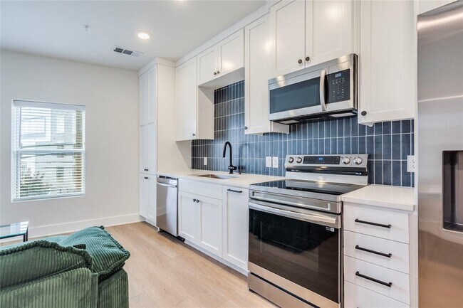 Building Photo - 3000 Duval St