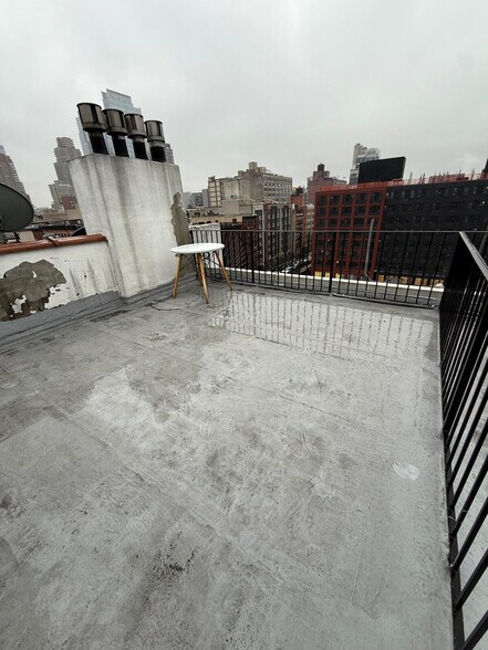 Building Photo - 692 10th Ave