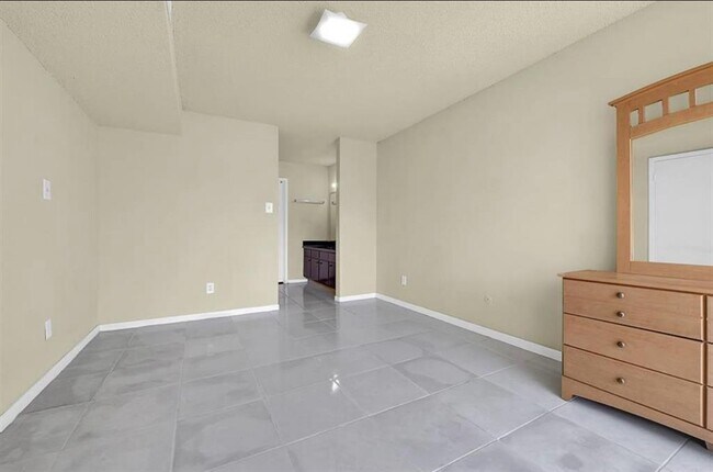 Building Photo - 13026 Leader St